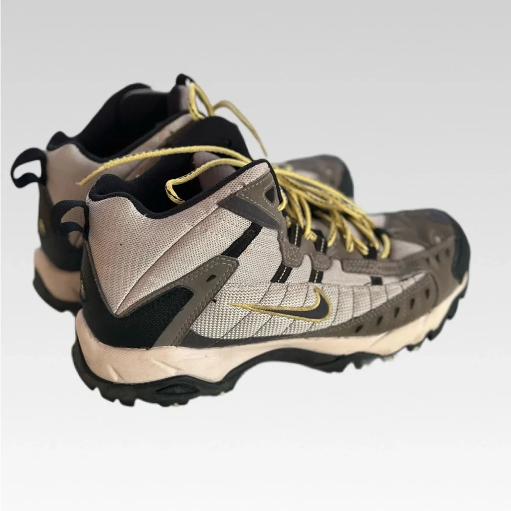 Nike Men's Beige and Brown Trail Boots with Yellow Accents size 8.5
